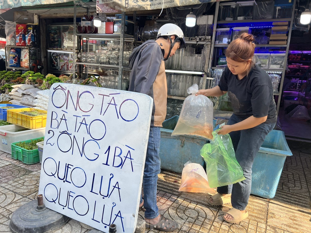 Lễ vật đưa ông Táo về trời đắt khách, mua không cần trả giá - Ảnh 4