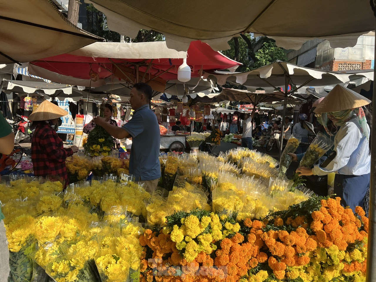 Lễ vật đưa ông Táo về trời đắt khách, mua không cần trả giá - Ảnh 11