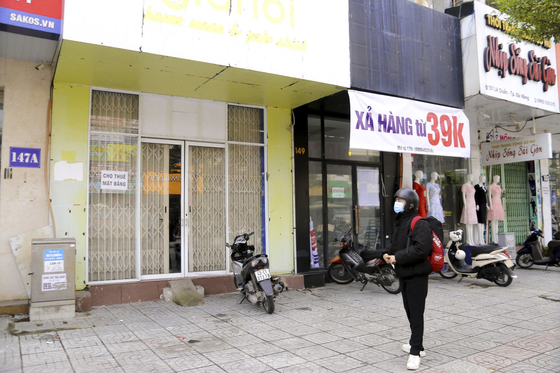 Phố thời trang Đà Nẵng ‘cửa đóng then cài’ giữa mùa làm ăn dịp Tết - Ảnh 13