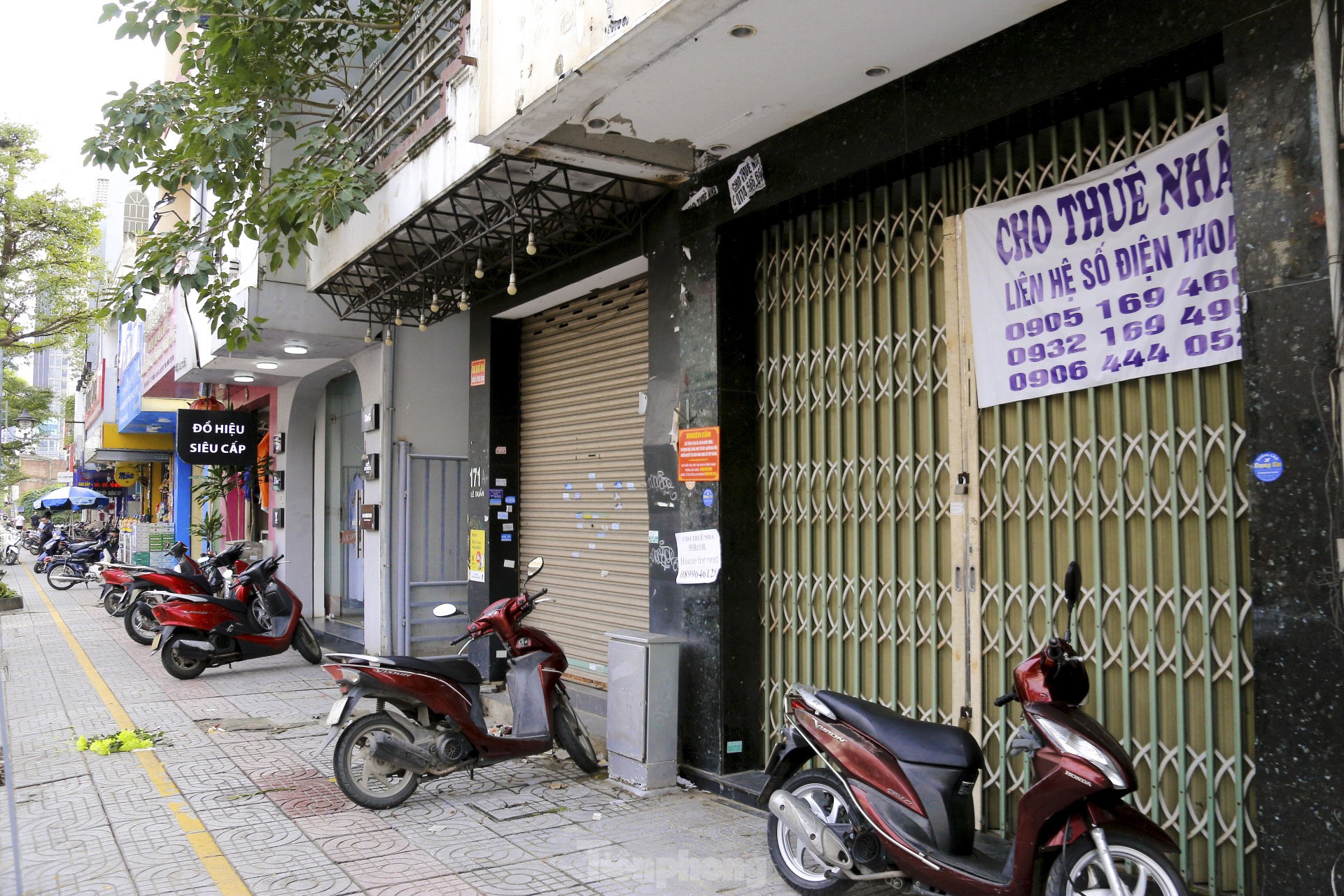 Phố thời trang Đà Nẵng ‘cửa đóng then cài’ giữa mùa làm ăn dịp Tết - Ảnh 1