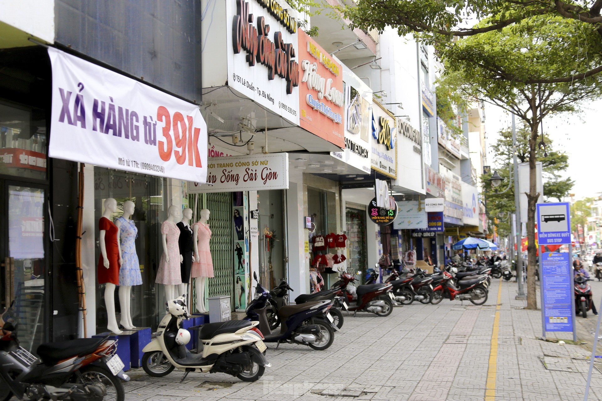 Phố thời trang Đà Nẵng ‘cửa đóng then cài’ giữa mùa làm ăn dịp Tết - Ảnh 9