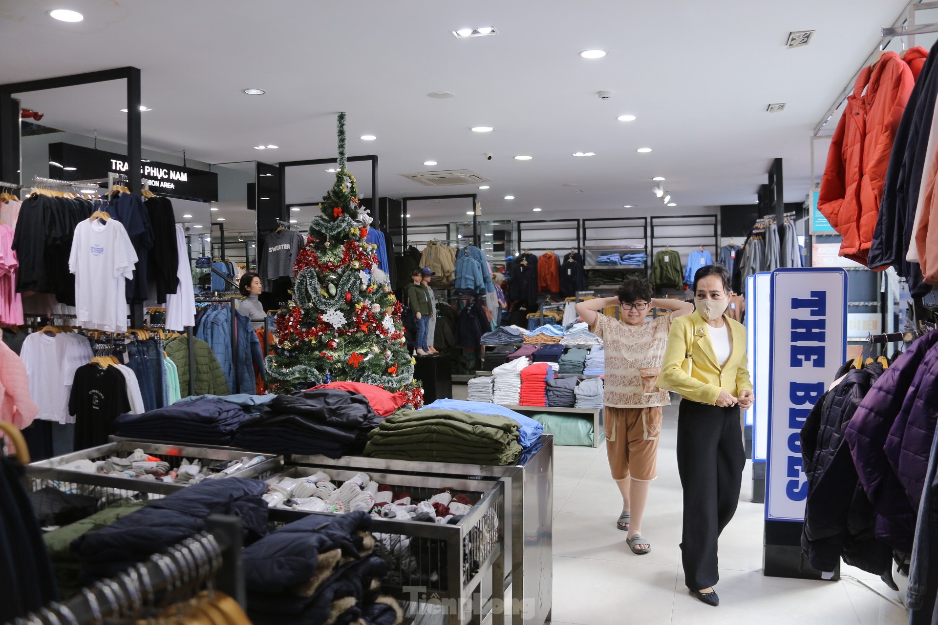 Phố thời trang Đà Nẵng ‘cửa đóng then cài’ giữa mùa làm ăn dịp Tết - Ảnh 10