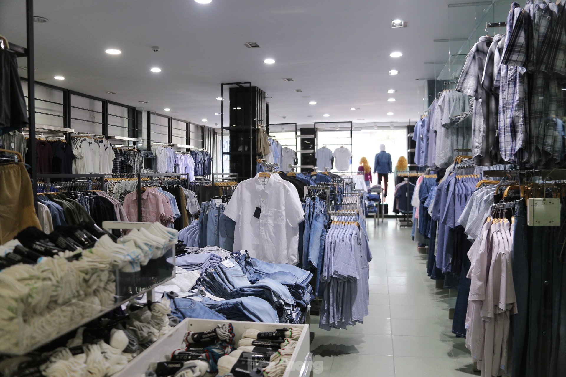 Phố thời trang Đà Nẵng ‘cửa đóng then cài’ giữa mùa làm ăn dịp Tết - Ảnh 11