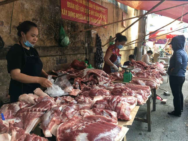 Giá thịt lợn, cam canh ‘nhảy múa’ ngày 28 Tết - Ảnh 1