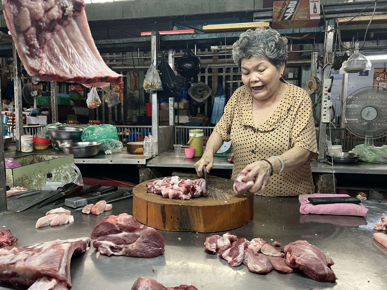 Tiểu thương rớm nước mắt 'chưa năm nào Tết lại ế ẩm thế này' - Ảnh 3