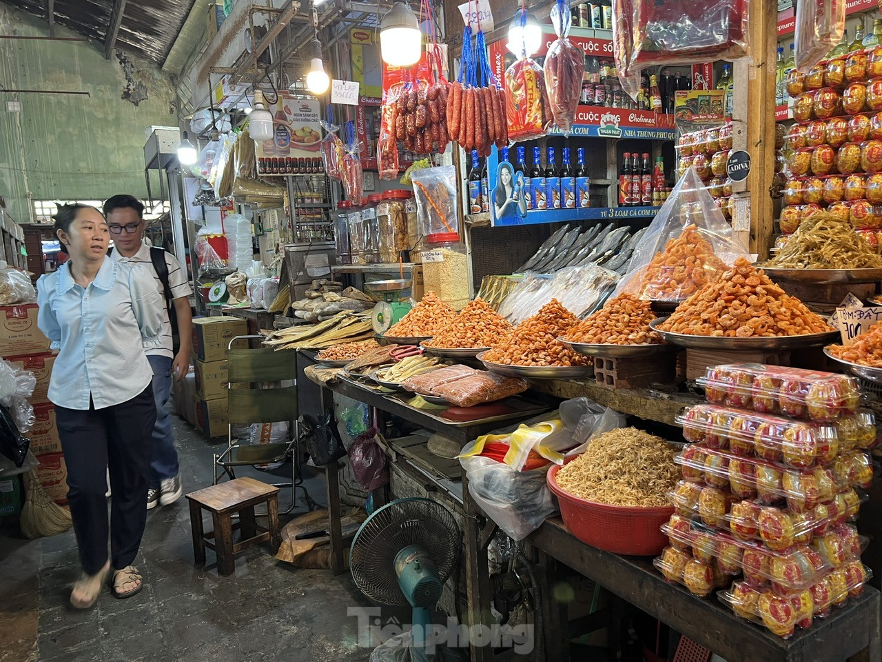 Tiểu thương rớm nước mắt 'chưa năm nào Tết lại ế ẩm thế này' - Ảnh 9