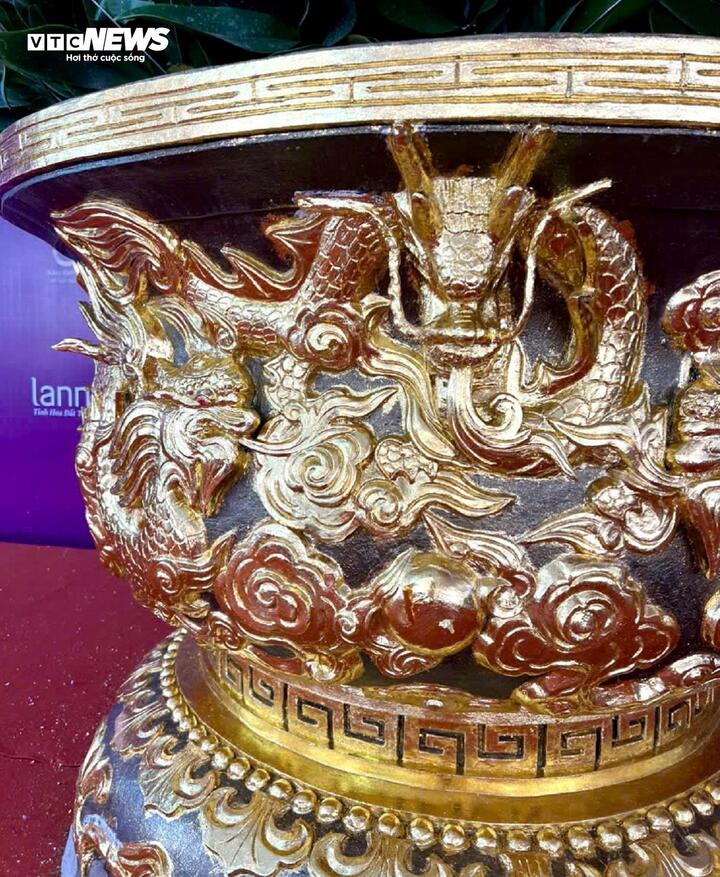 Cận cảnh chậu hoa lan dát vàng giá gần 4 tỷ đồng chờ khách mua chưng Tết - Ảnh 11