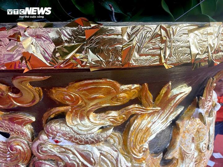 Cận cảnh chậu hoa lan dát vàng giá gần 4 tỷ đồng chờ khách mua chưng Tết - Ảnh 8