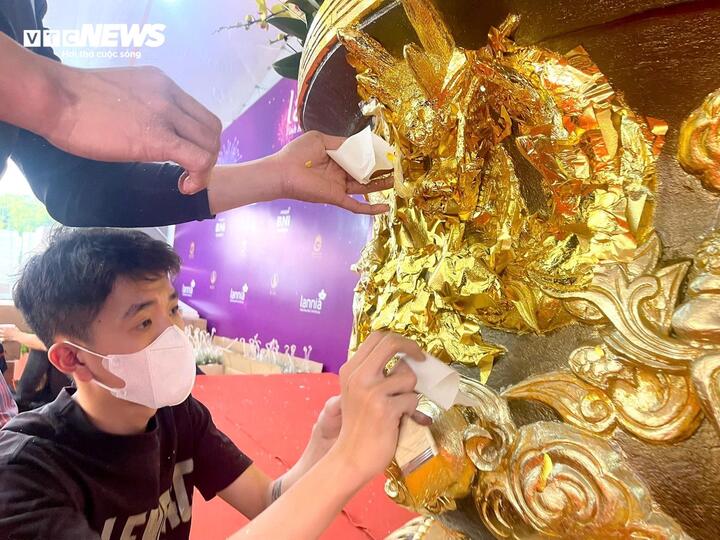 Cận cảnh chậu hoa lan dát vàng giá gần 4 tỷ đồng chờ khách mua chưng Tết - Ảnh 9