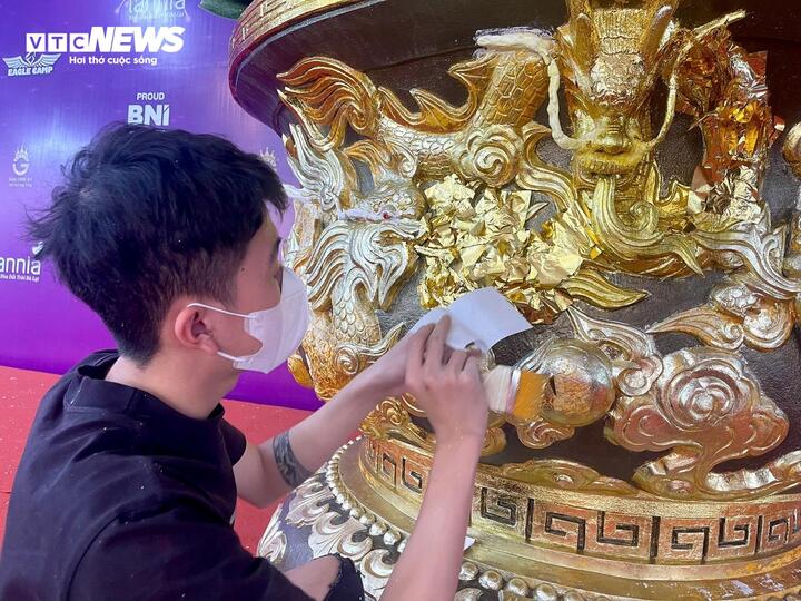 Cận cảnh chậu hoa lan dát vàng giá gần 4 tỷ đồng chờ khách mua chưng Tết - Ảnh 7