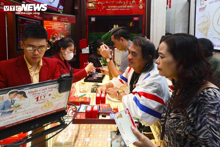 Người mua vàng ngày vía Thần Tài giờ lãi 'khủng' thế nào? - Ảnh 1