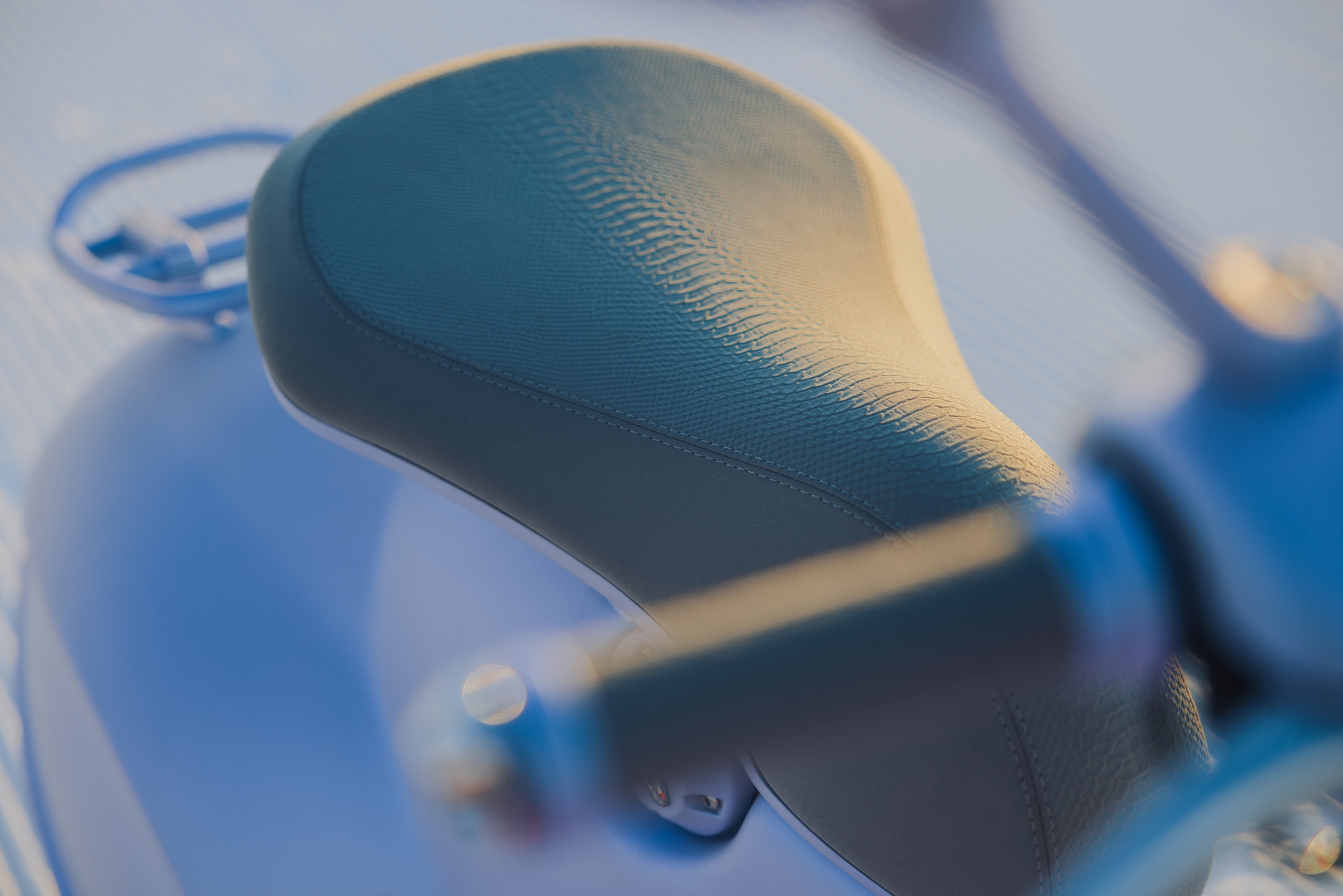 Vespa có phiên bản 'bạch xà' đón Tết Ất Tỵ: Tựa nữ hoàng băng giá, chỉ 888 chiếc, về Việt Nam giá dễ ngang ô tô - Ảnh 6