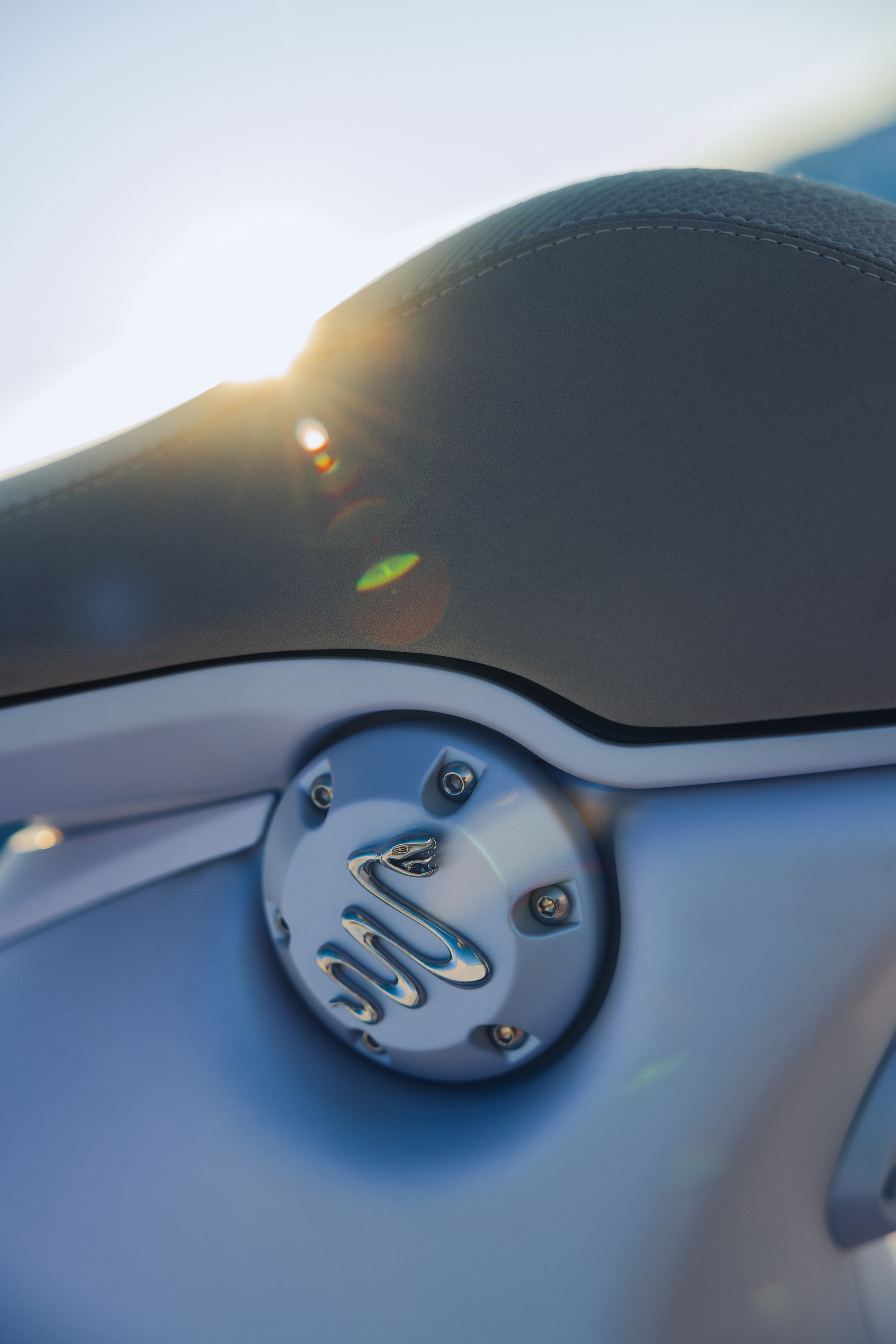 Vespa có phiên bản 'bạch xà' đón Tết Ất Tỵ: Tựa nữ hoàng băng giá, chỉ 888 chiếc, về Việt Nam giá dễ ngang ô tô - Ảnh 4