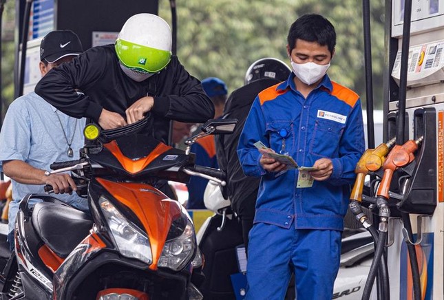 Giá xăng giảm còn hơn 21.000 đồng/lít - Ảnh 1