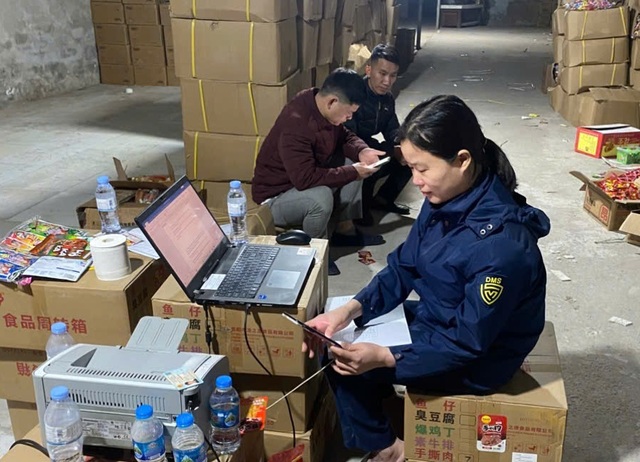 13 tấn thực phẩm không rõ nguồn gốc chuẩn bị tuồn ra thị trường bán cho trẻ em tại Hà Nội: Lời khai gây sốc của chủ kho hàng sinh năm 1990 - Ảnh 1