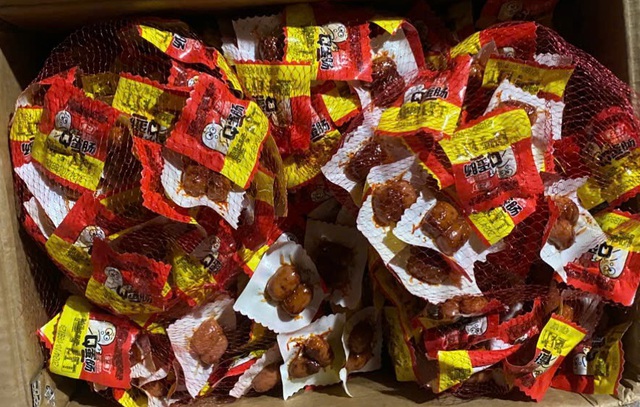 13 tấn thực phẩm không rõ nguồn gốc chuẩn bị tuồn ra thị trường bán cho trẻ em tại Hà Nội: Lời khai gây sốc của chủ kho hàng sinh năm 1990 - Ảnh 3