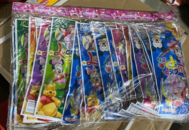 13 tấn thực phẩm không rõ nguồn gốc chuẩn bị tuồn ra thị trường bán cho trẻ em tại Hà Nội: Lời khai gây sốc của chủ kho hàng sinh năm 1990 - Ảnh 4