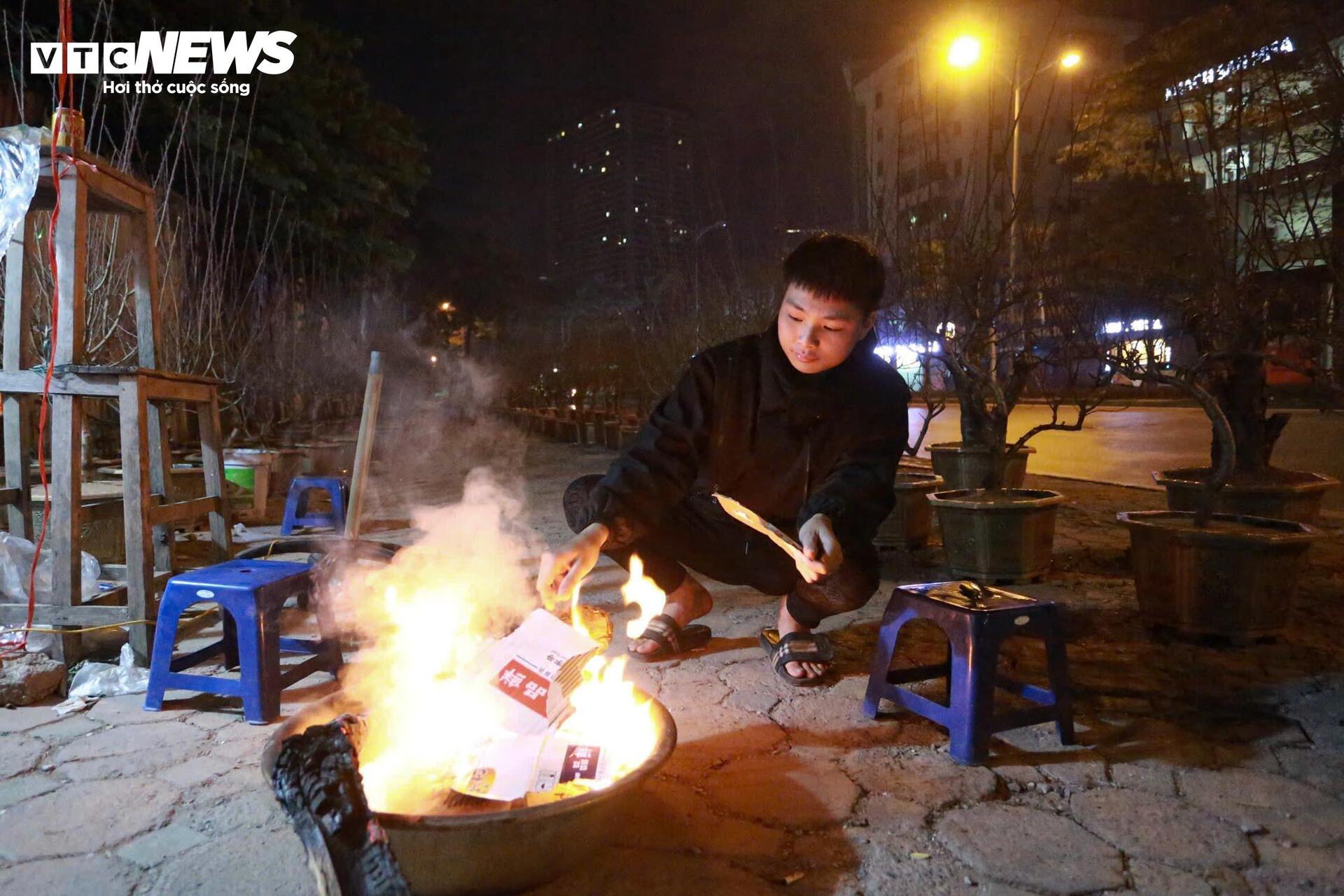 Thâu đêm trông đào quất Tết, tiểu thương gồng mình chịu giá rét - Ảnh 18