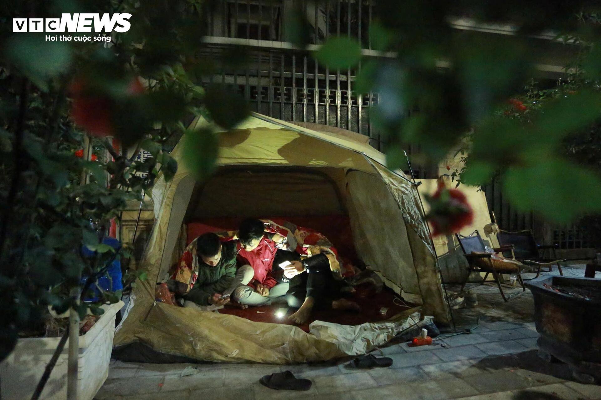 Thâu đêm trông đào quất Tết, tiểu thương gồng mình chịu giá rét - Ảnh 4