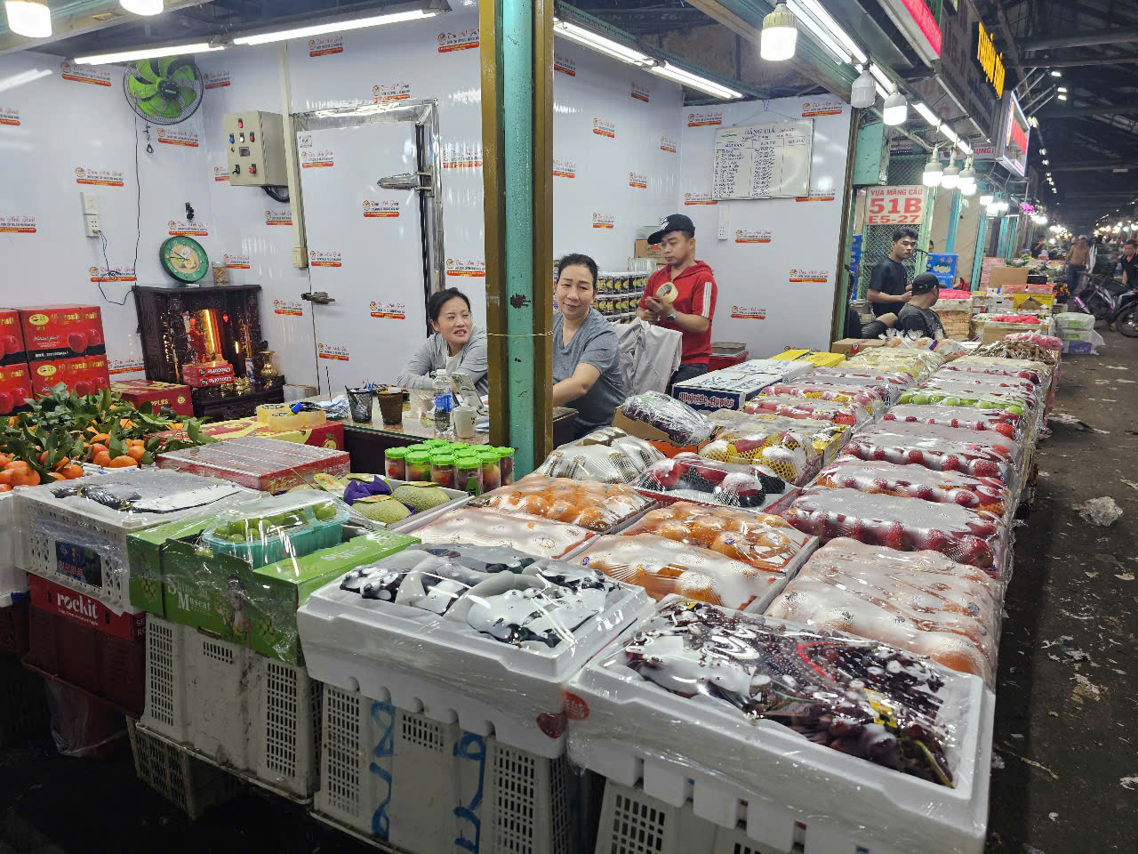 Hàng hóa Tết tràn ngập chợ đầu mối Thủ Đức, tiểu thương tiết lộ thông tin bất ngờ - Ảnh 4