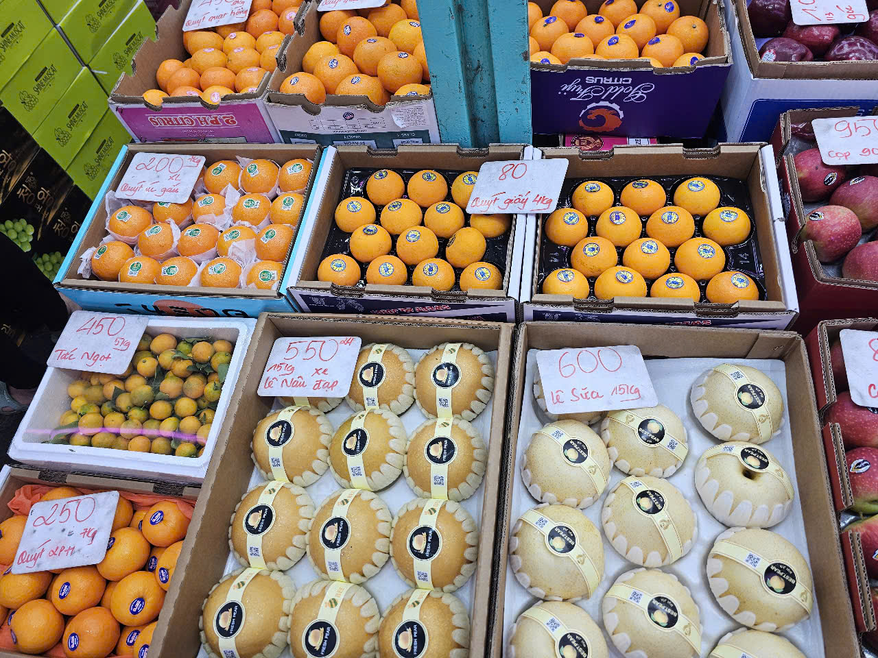 Hàng hóa Tết tràn ngập chợ đầu mối Thủ Đức, tiểu thương tiết lộ thông tin bất ngờ - Ảnh 6