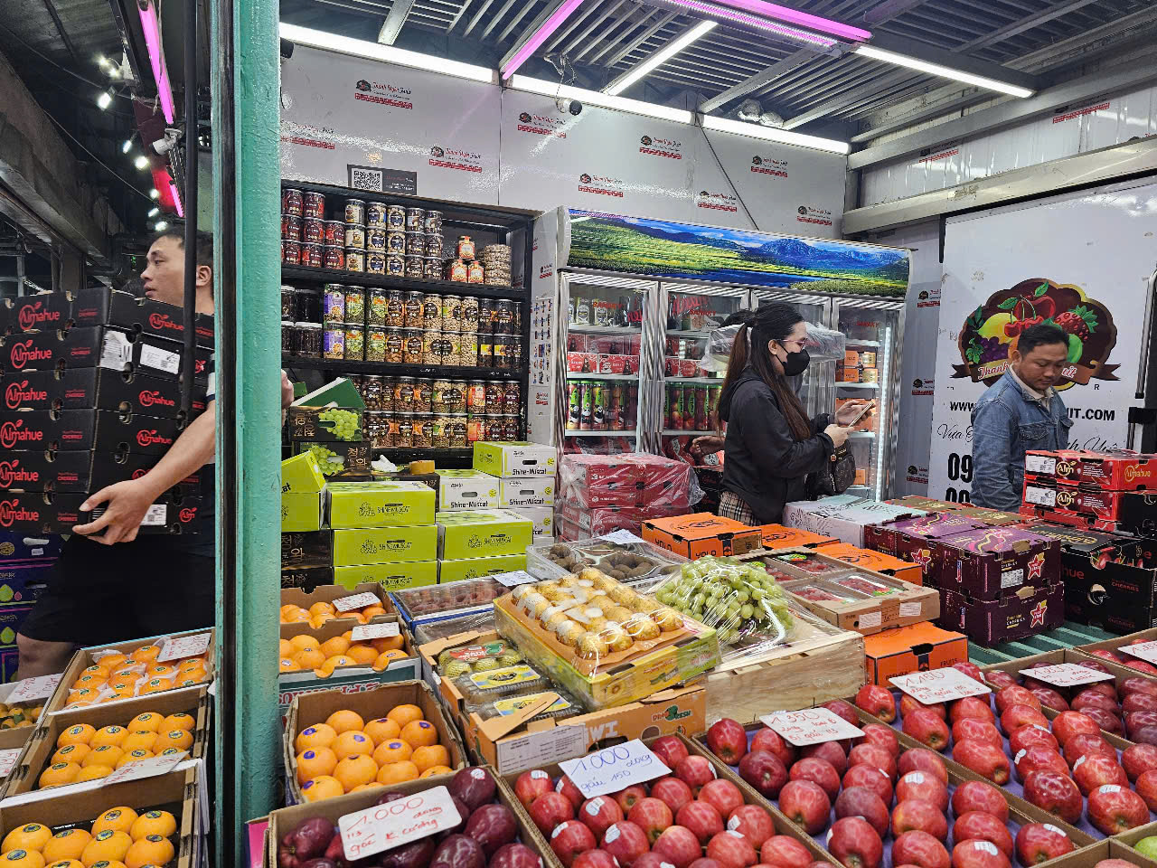 Hàng hóa Tết tràn ngập chợ đầu mối Thủ Đức, tiểu thương tiết lộ thông tin bất ngờ - Ảnh 5