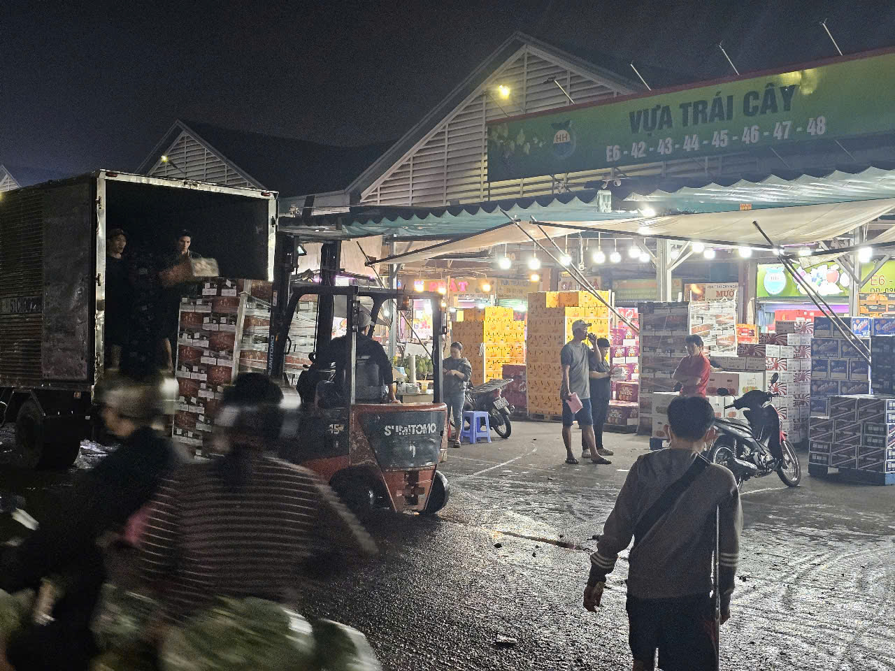 Hàng hóa Tết tràn ngập chợ đầu mối Thủ Đức, tiểu thương tiết lộ thông tin bất ngờ - Ảnh 9