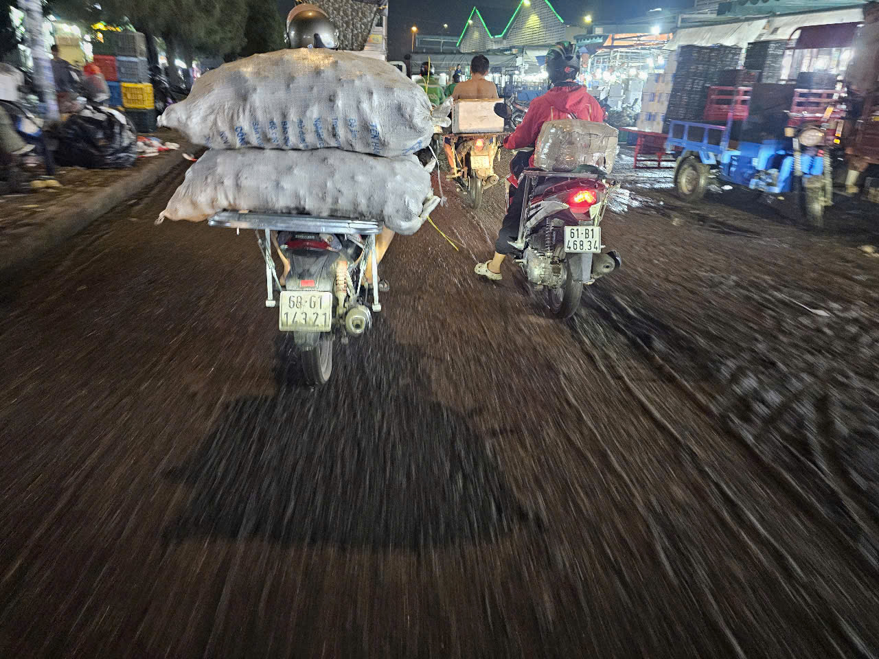 Hàng hóa Tết tràn ngập chợ đầu mối Thủ Đức, tiểu thương tiết lộ thông tin bất ngờ - Ảnh 10