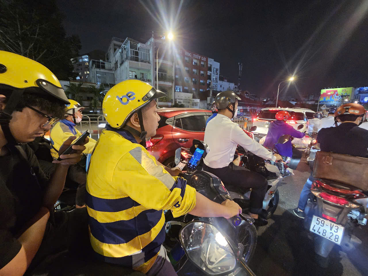 Grab, Be nói gì về việc nhiều tài xế xe công nghệ tắt app, khách khó đặt xe? - Ảnh 1