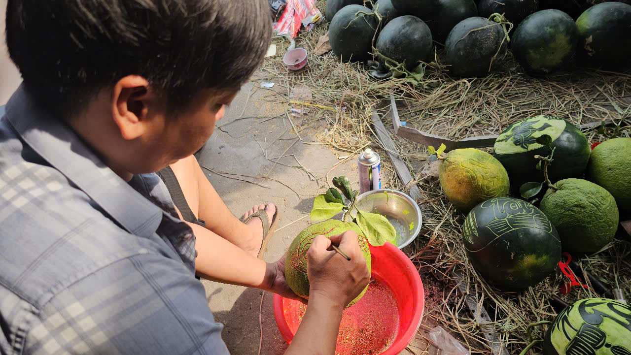 Dưa hấu, bưởi điêu khắc bằng tay, "mạ vàng" hút khách cận Tết - Ảnh 11