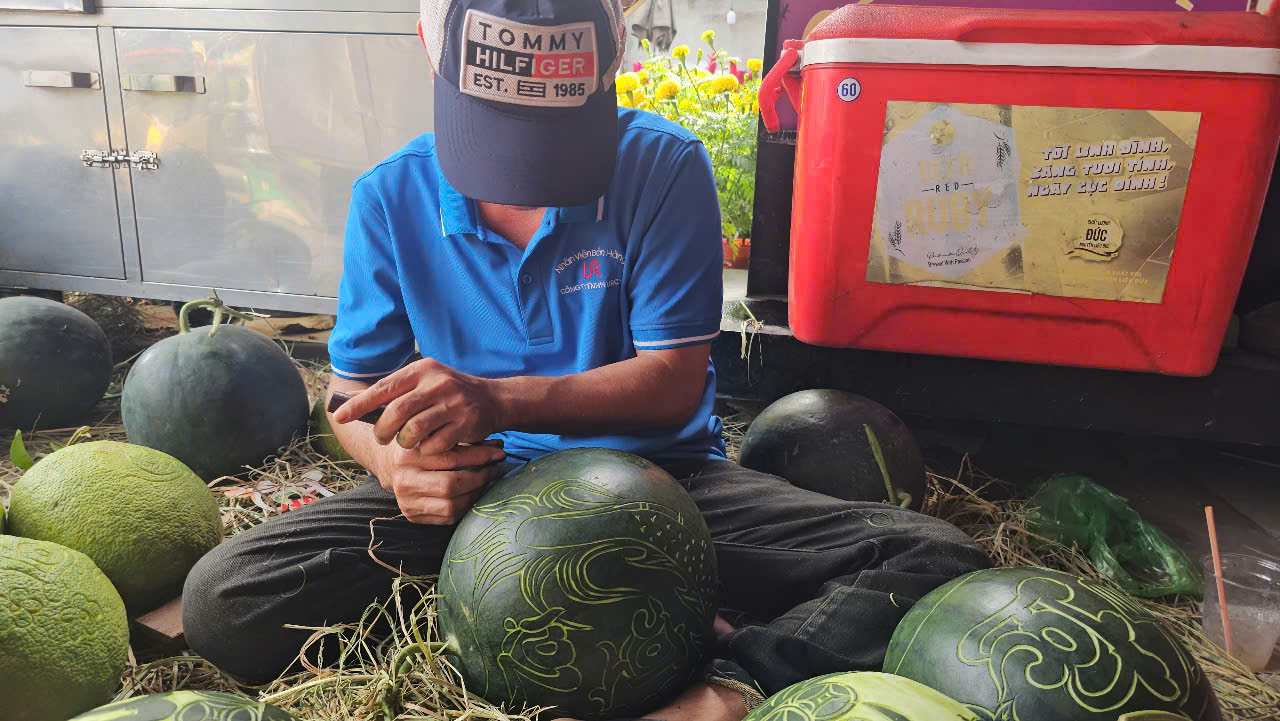 Dưa hấu, bưởi điêu khắc bằng tay, "mạ vàng" hút khách cận Tết - Ảnh 10