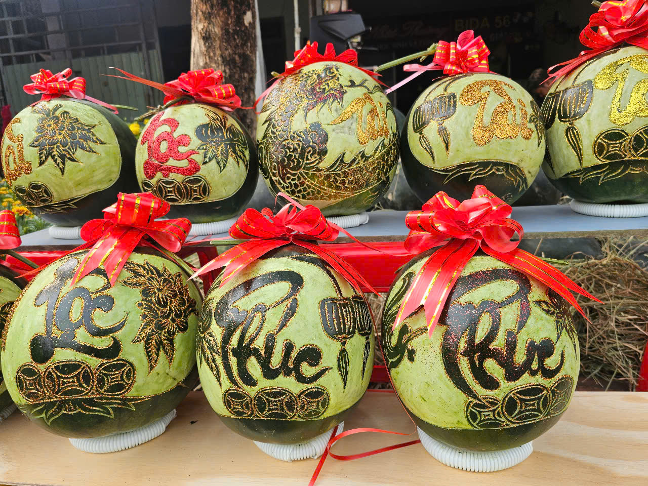 Dưa hấu, bưởi điêu khắc bằng tay, "mạ vàng" hút khách cận Tết - Ảnh 2