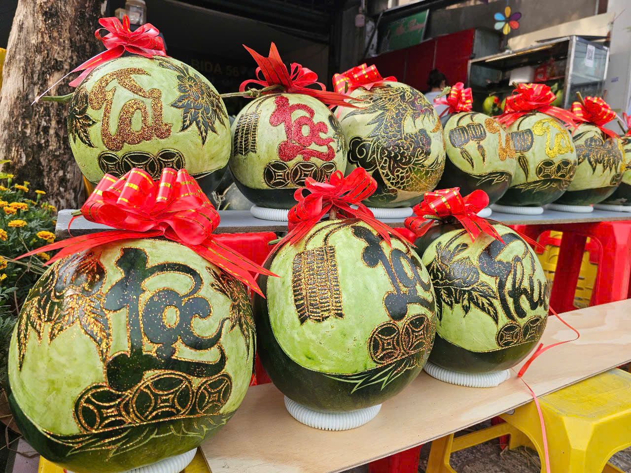Dưa hấu, bưởi điêu khắc bằng tay, "mạ vàng" hút khách cận Tết - Ảnh 1