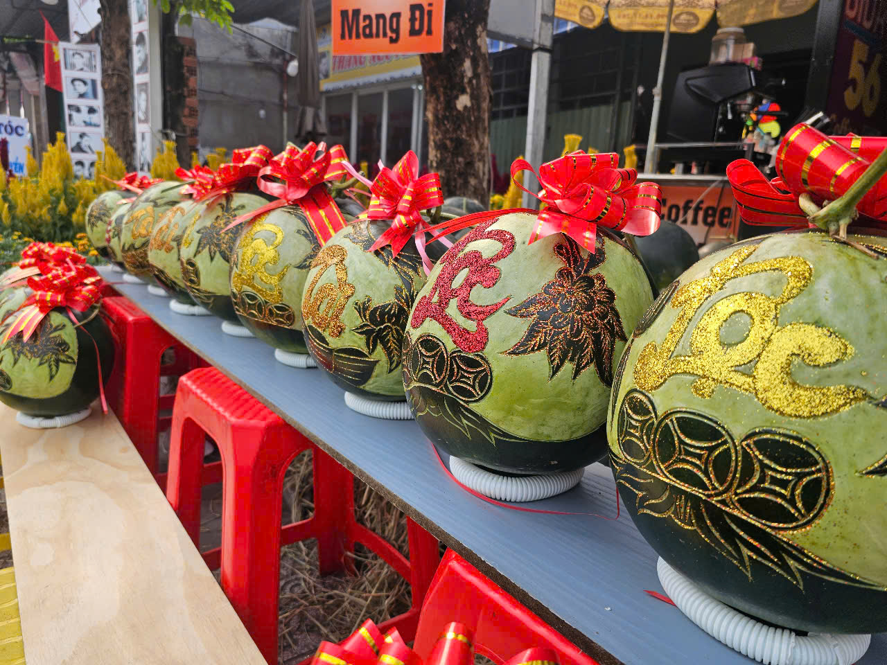 Dưa hấu, bưởi điêu khắc bằng tay, "mạ vàng" hút khách cận Tết - Ảnh 3