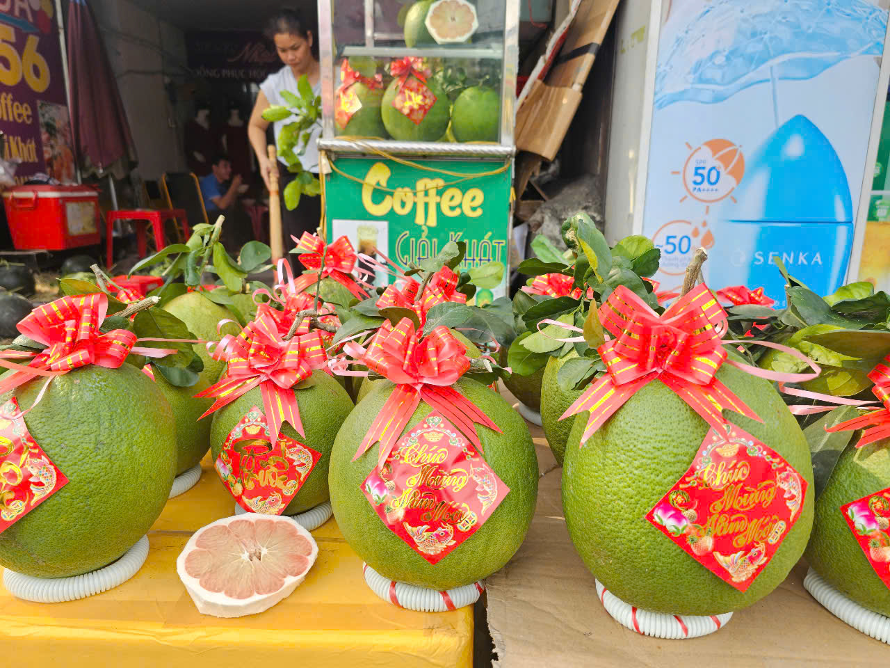 Dưa hấu, bưởi điêu khắc bằng tay, "mạ vàng" hút khách cận Tết - Ảnh 8