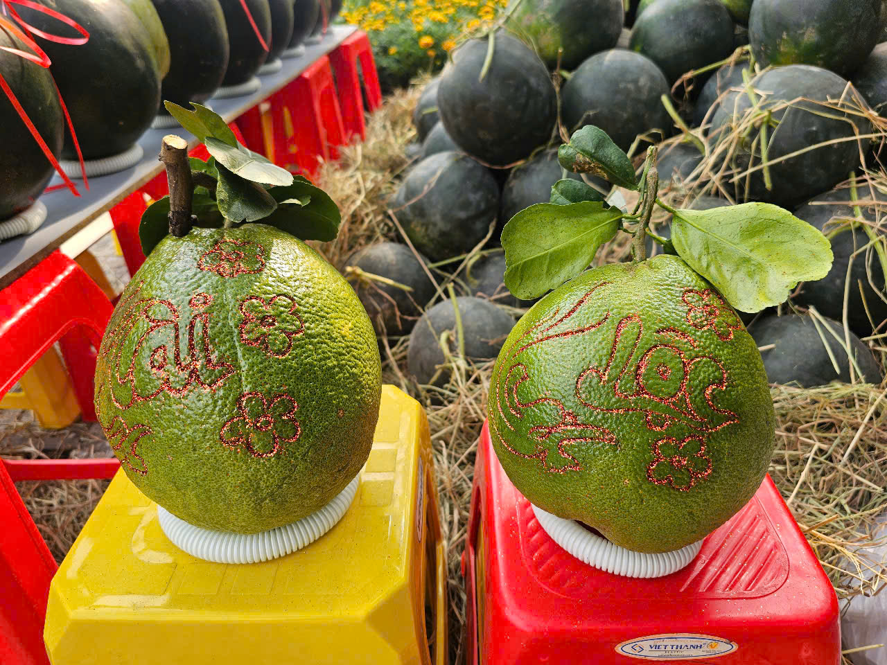 Dưa hấu, bưởi điêu khắc bằng tay, "mạ vàng" hút khách cận Tết - Ảnh 7