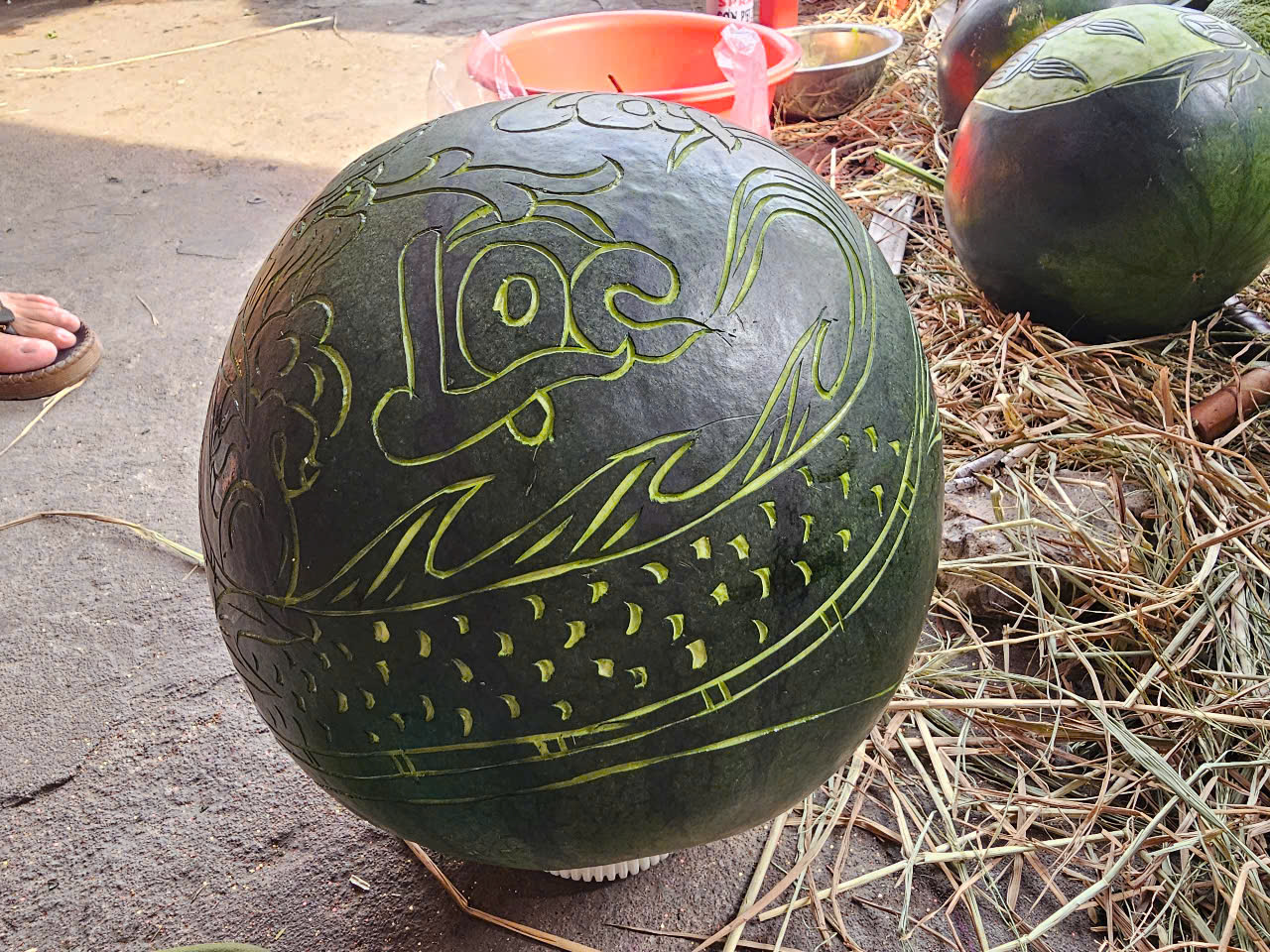 Dưa hấu, bưởi điêu khắc bằng tay, "mạ vàng" hút khách cận Tết - Ảnh 9