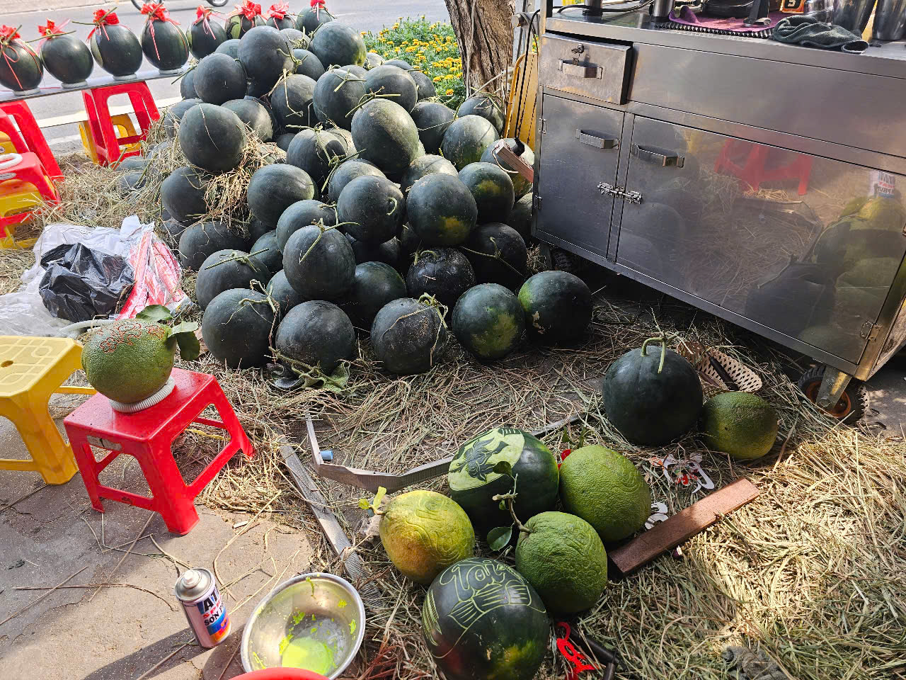 Dưa hấu, bưởi điêu khắc bằng tay, "mạ vàng" hút khách cận Tết - Ảnh 4
