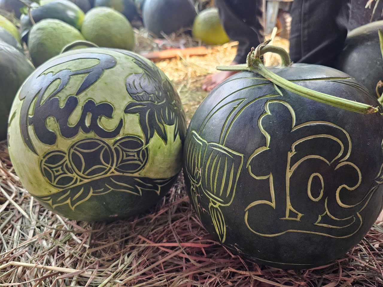 Dưa hấu, bưởi điêu khắc bằng tay, "mạ vàng" hút khách cận Tết - Ảnh 6