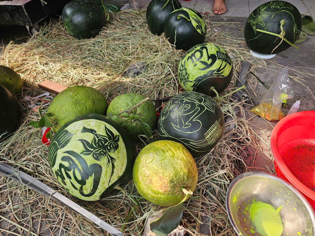 Dưa hấu, bưởi điêu khắc bằng tay, "mạ vàng" hút khách cận Tết - Ảnh 5