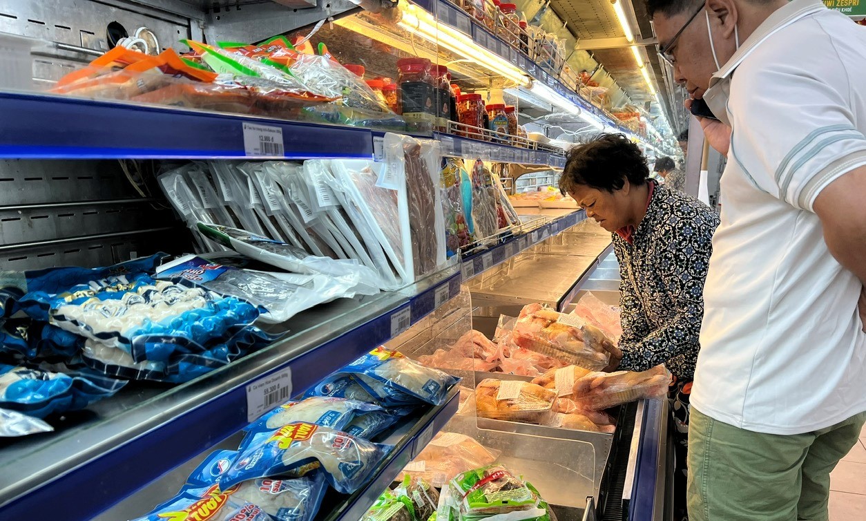 Thực phẩm mùng 2 Tết giá tăng nhẹ vẫn hút khách - Ảnh 9