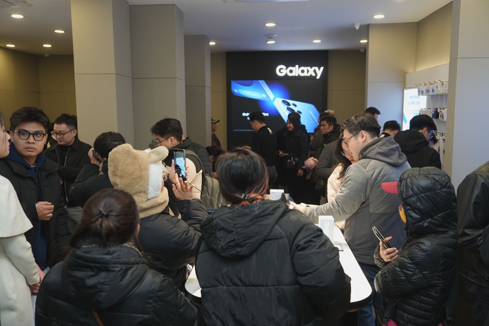 Galaxy S25 series lên kệ, bản tiêu chuẩn hút khách hơn thường lệ - Ảnh 2