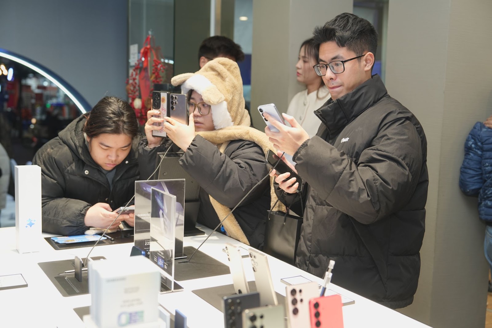 Galaxy S25 series lên kệ, bản tiêu chuẩn hút khách hơn thường lệ - Ảnh 3