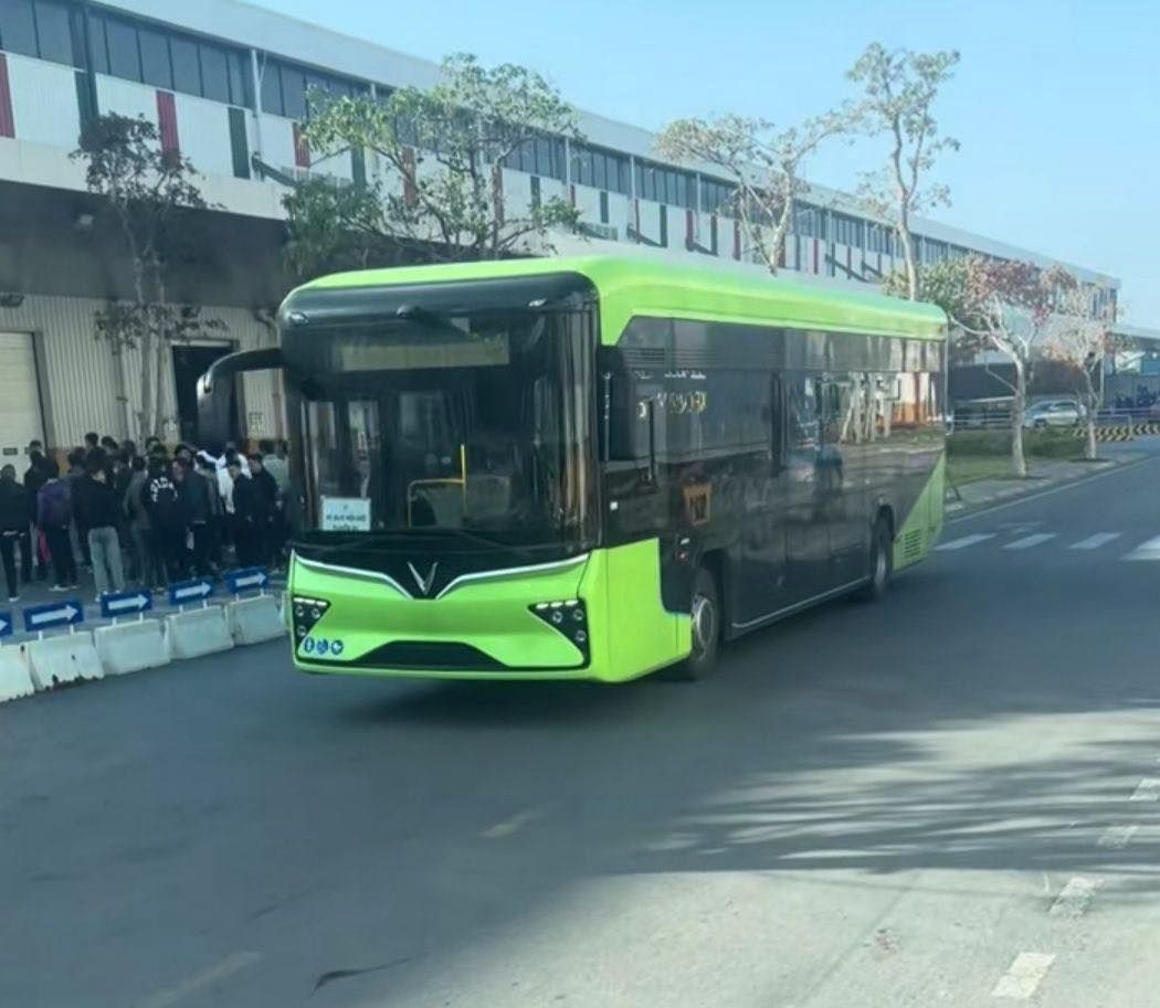 Mẫu xe VinFast mới toanh do người Ý thiết kế đã lăn bánh: Là xe khủng nhất từ trước đến nay? - Ảnh 1