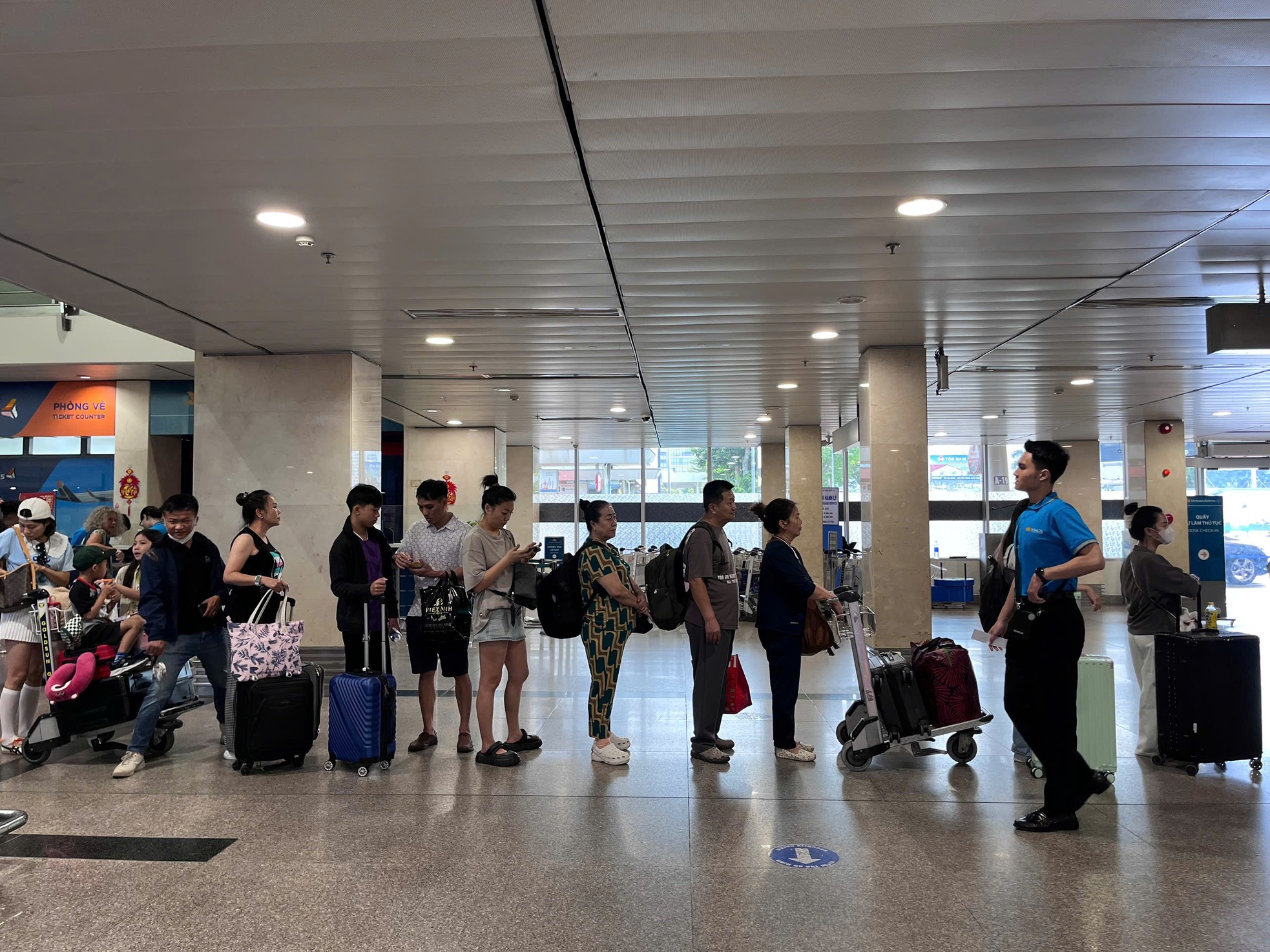 Cảnh tượng trái ngược ở sân bay Tân Sơn Nhất mùng 4 Tết - Ảnh 6