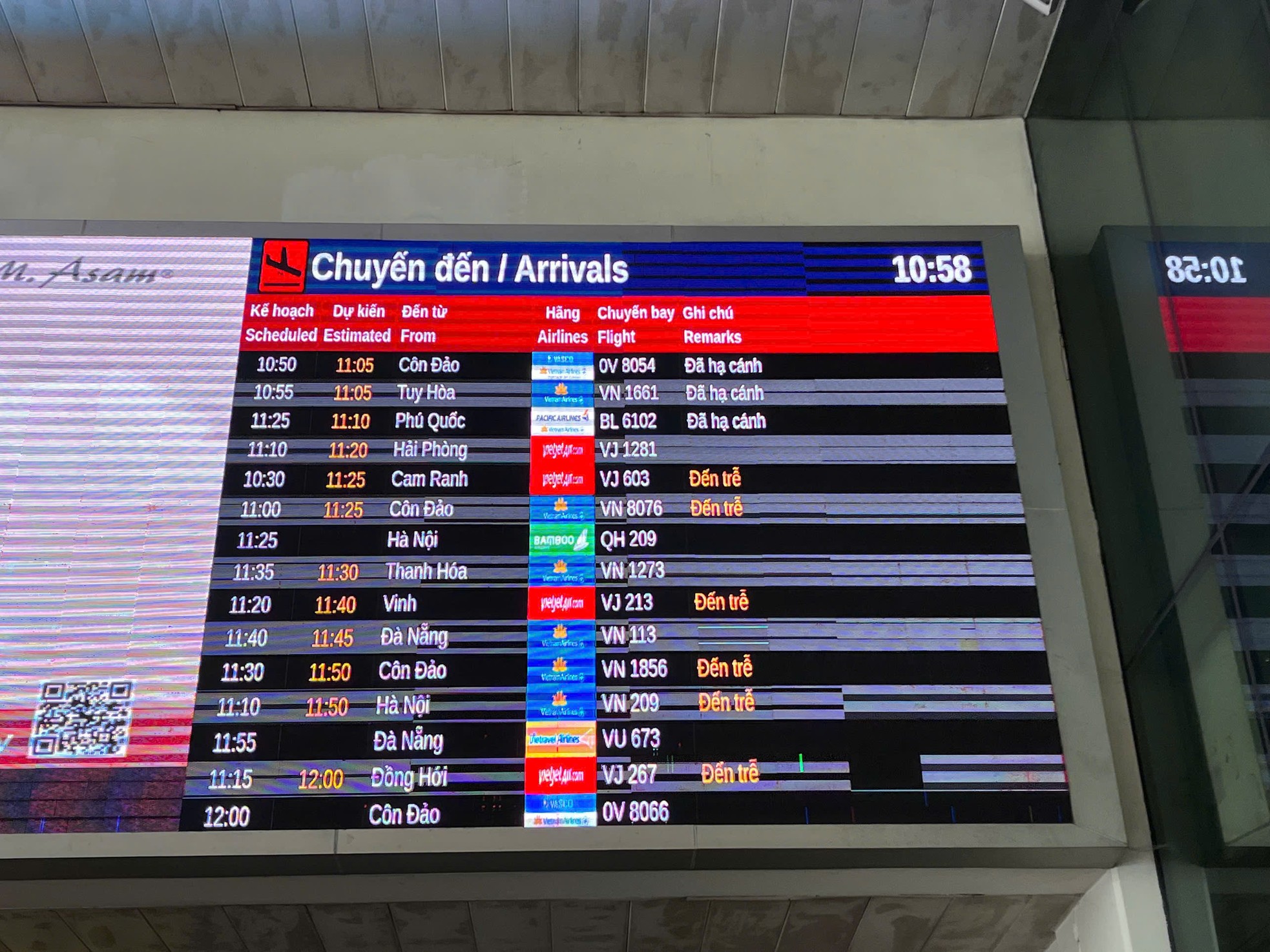 Cảnh tượng trái ngược ở sân bay Tân Sơn Nhất mùng 4 Tết - Ảnh 4