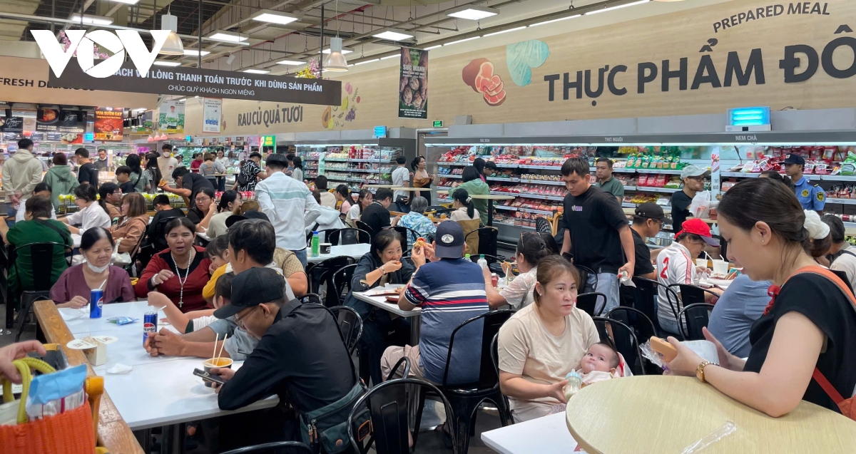 Nhà hàng, quán ăn ở trung tâm thương mại chật kín khách chơi Tết - Ảnh 1