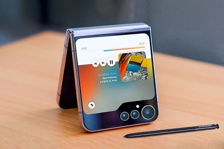 Những mẫu điện thoại gập dọc sắp ra mắt năm 2025, Apple đứng ngoài cuộc chơi - Ảnh 2