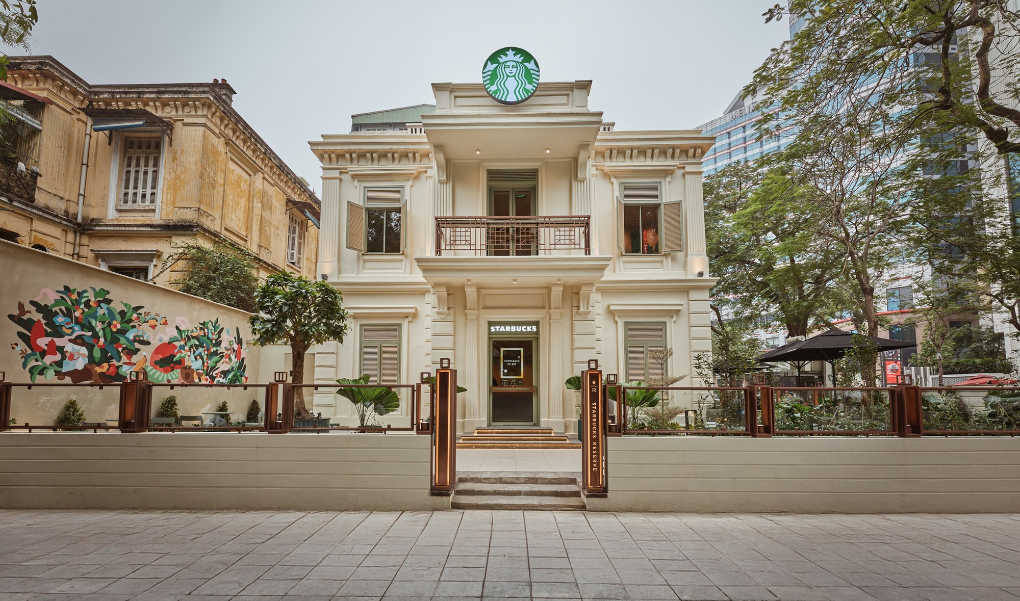 Starbucks gây xôn xao vì hôm nay chính thức bán một thứ đồ uống mới chưa từng có tiền lệ tại Việt Nam - Ảnh 1