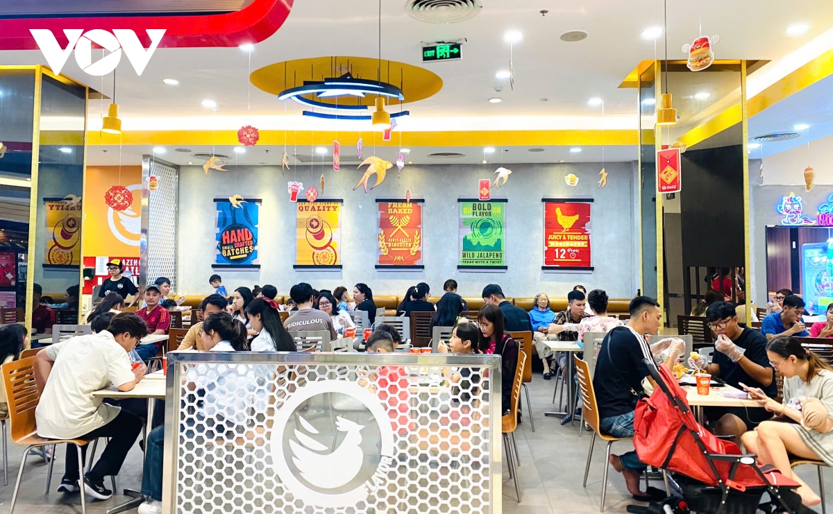 Nhà hàng, quán ăn ở trung tâm thương mại chật kín khách chơi Tết - Ảnh 9
